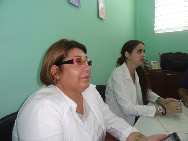 De izquierda a derecha la Dra. Ivonne Marrero, coordinadora del Programa Provincial de atención al diabético y uso del Heberprot-P; y la Dra. Sahily González, ambas especialistas en Angiología. /Foto: Magalys