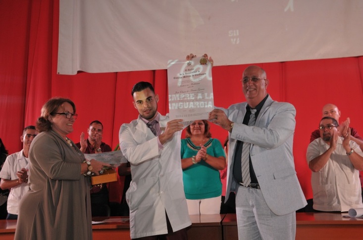 José Omar de Armas García recibe el título de Doctor en medicina. Foto Dorado