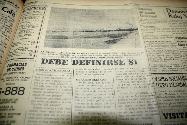En página interior, El Comercio calzaba con una foto la denuncia sobre el sedimento de lodo que afeaba el malecón
