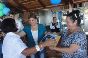 María Luisa, la gerente, recibió un reconocimiento de las principales autoridades del Partido y el Gobierno. Foto: Efraín Cedeño