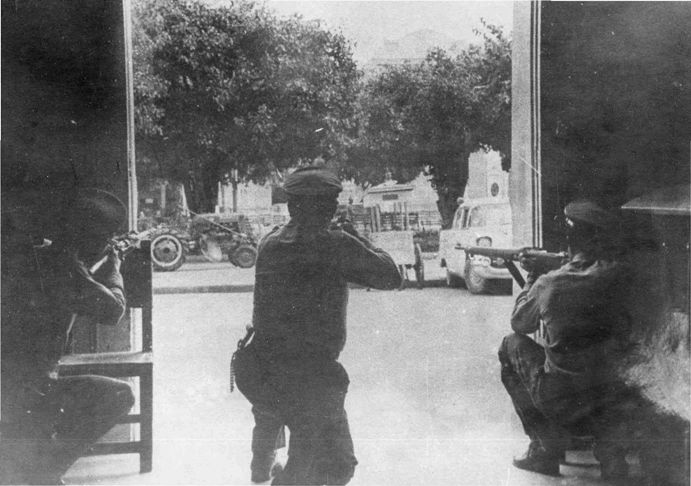 La sede de la jefatura de la Policia Nacional en Cienfuegos pasaría pronto de los festejos al asedio y a su toma definitiva por los sublevados el 5 de Septiembre de 1957