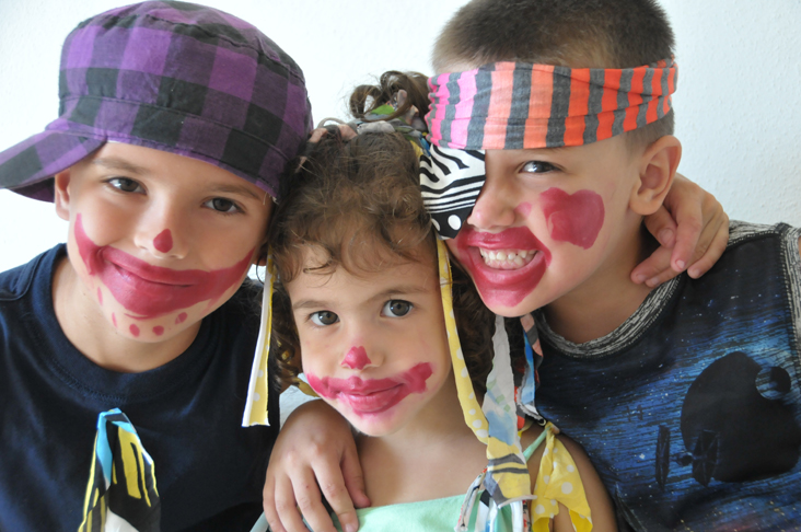 Con el rostro hecho colorines, los niños participaron en la inauguración del Salón de la Artesanía Mi Payaso, en Cienfuegos. / Foto: Juan Carlos Dorado
