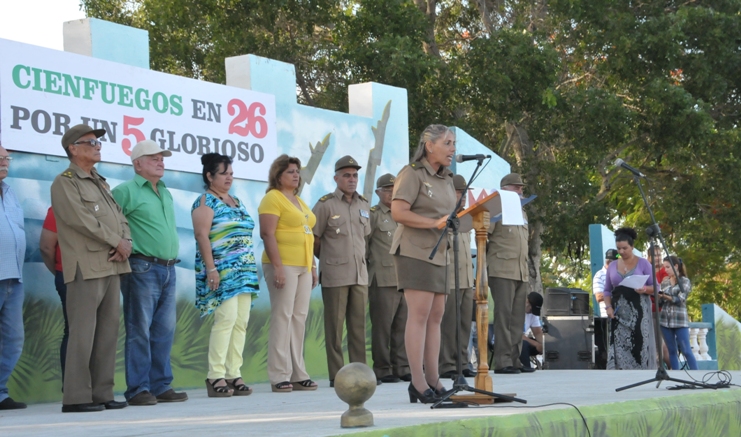 la mayor Jaquelín de la Hoz Sosa destacó el compromiso que entraña este acto para los jóvenes oficiales de las Fuerzas Armadas Revolucionarias. Foto: Juan Carlos Dorado