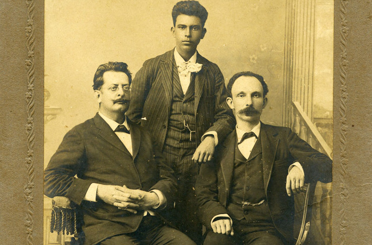 Fermín Valdés Domínguez y José Martí en Cayo Hueso, en 1894. Al centro, Panchito, hijo del Generalísimo Máximo Gómez.