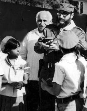 Fidel y Milian comparten con pioneros villareños.