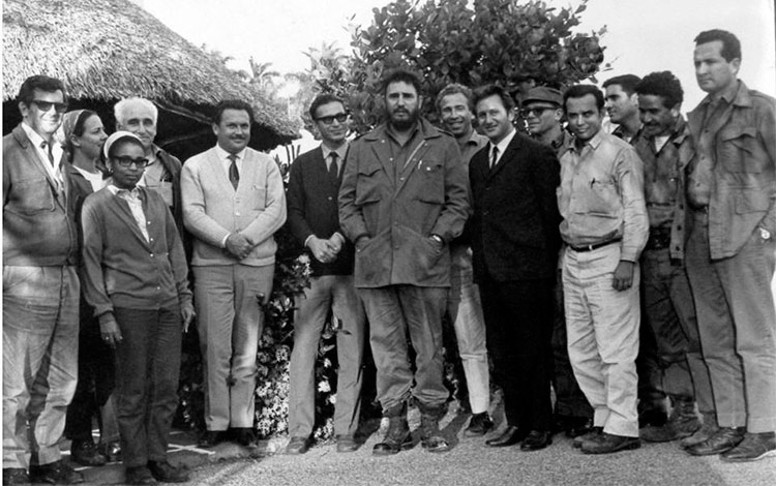 Fidel y un grupo de dirigentes de Las Villas y especialistas soviéticos reunidos el 3 de abril de 1971 en la definición de proyectos de riego para la empresa pecuaria El Tablón. El tercero a la izquierda es Arnaldo Milián Castro, secretario del Partido en la antigua provincia.