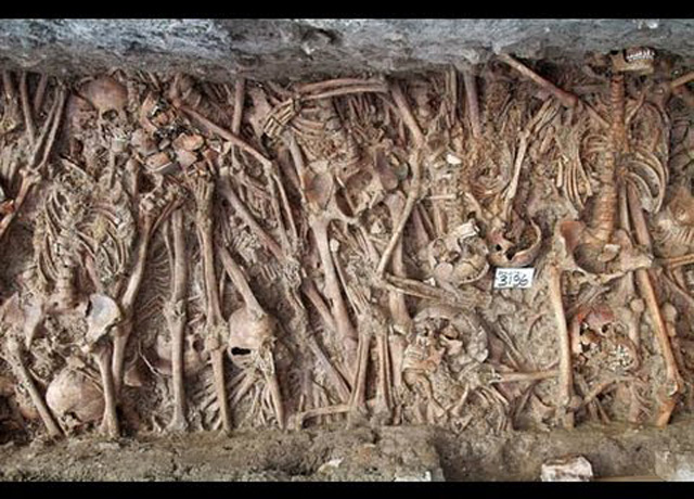 El número de cadáveres enterrados y quemados en la isla fue tan grande que se estima que el 50 por ciento del suelo superficial está compuesto por cenizas y restos humanos.