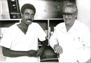 El Doctor en Ciencias Noel González Jiménez junto a Jorge Hernández Ocaña, primer cubano con trasplante de corazón. Foto: Tomada de Internet