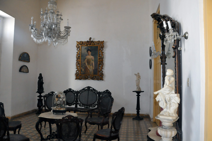 Cada una de las más de 2 mil piezas de la colección de artes decorativas, el fondo más numeroso del Museo Histórico Provincial de Cienfuegos, será fotografiada y llevada a una base de datos. /Foto: Juan Carlos Dorado