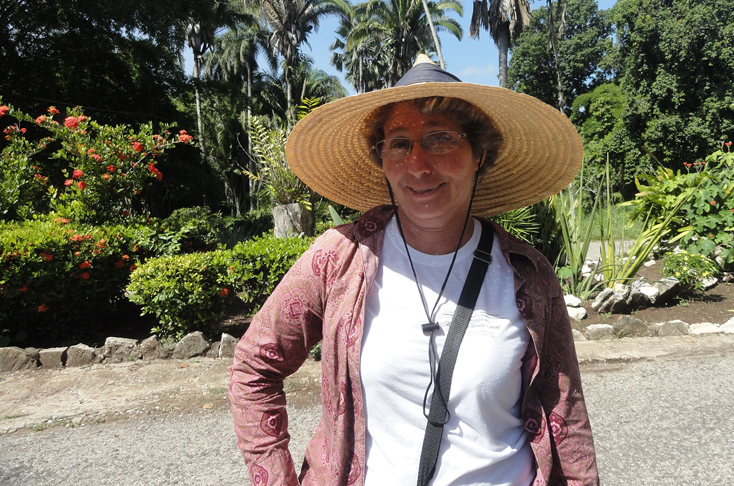 Hoy es guía turística del Boptánico de Cienfuegos, aunque lo que le gusta es el trabajo del vivero, sembrar y cuidar las plantas, verlas crecer y desarrollarse. /Foto: Efraín Cedeño