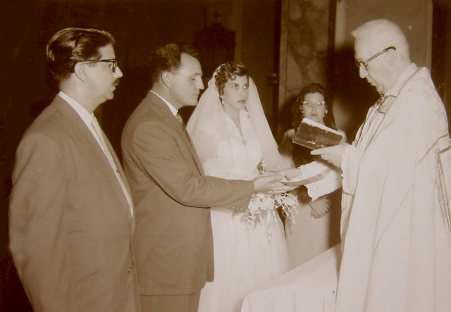 Mercedes Barcia y Reinaldo Linares fueron unidos en ceremonia cristiana aquel 5 de septiembre de 1957. Afuera, a pocos metros, marinos y civiles complotados combatían a la tiranía batistiana. /Foto: cortesía de la testimoniante