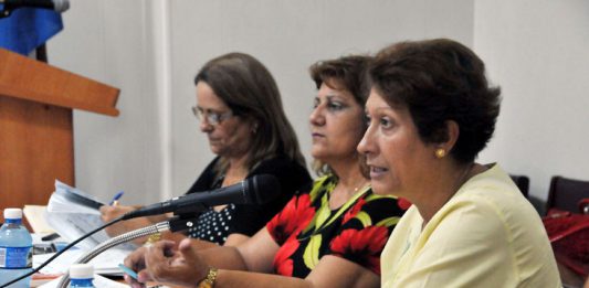 Acompañada por dirigentes del sector y autoridades políticas de Cienfuegos, la Ministra de Educación evaluó los preparativos de la provincia para el inicio del curso escolar 2017-2018. /Foto: Juan Carlos Dorado
