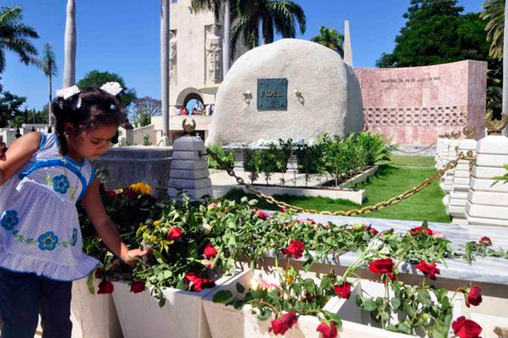 Desde bien temprano este 13 de agosto serán depositadas flores ante el monolito que guarda las cenizas del Comandante en Jefe en el cementerio de Santa Ifigenia, en Santiago de Cuba. /Foto: Miguel Rubiera Jústiz (AIN)