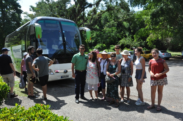 Bajo su inseparable sombrerón de yarey que la protege del sol, Hilda Rangel siempre anda rodeada de visitantes extranjeros durante los recorridos por el Jardín Botánico de Cienfuegos. /Foto: Efraín Cedeño