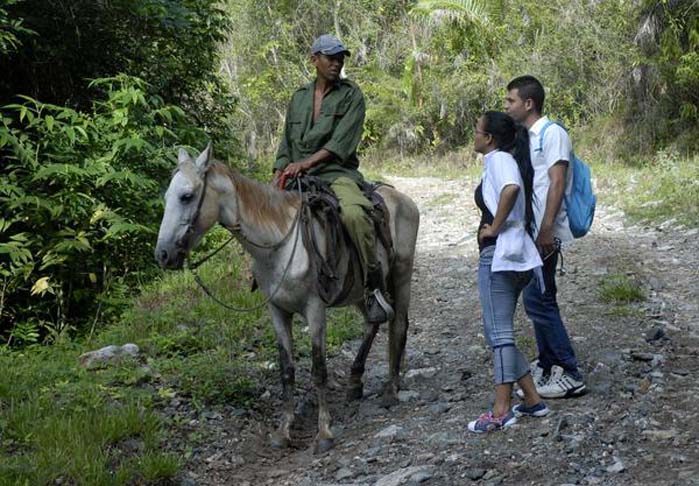 Médicos realizan labor de terreno en intrincadas zonas de la parte villaclareña del macizo montañoso de Guamuhaya. /Foto: Arelys Maria Echevarría (ACN)