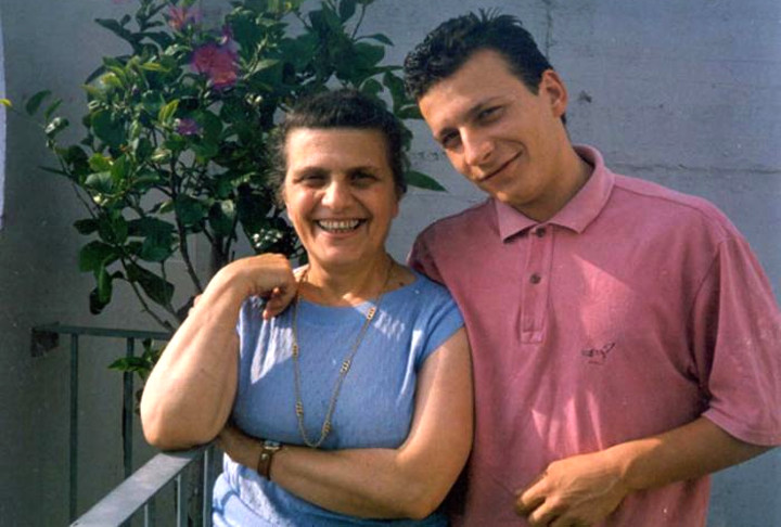 Fabio Di Celmo junto a su madre Ora Bassi. /Foto: Ecured