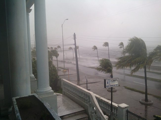 Fuente marejada en el Malecón por los vientos de tormenta tropical con que huracán Irma azotó en Cienfuegos. /Foto: Héctor Castillo