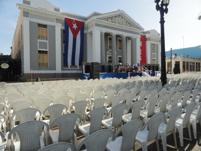 Todo se encuentra listo para la celebración esta noche de la gala artística y mañana a primera hora el acto central conmemorativo por el 60 aniversario del levantamiento popular de Cienfuegos el 5 de septiembre de 1957. /Foto: Efraín Cedeño