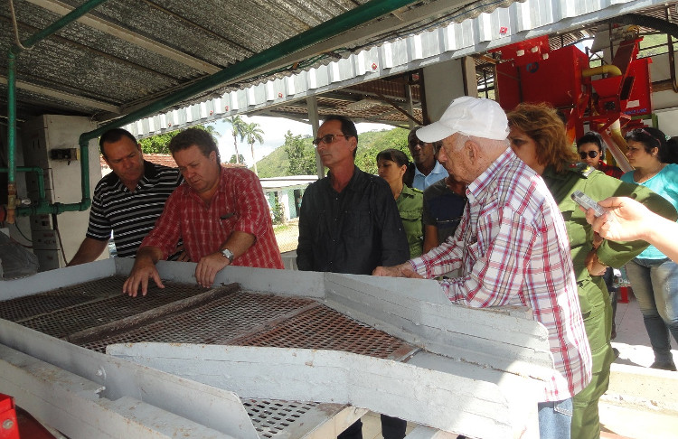 Machado Ventura (izq.) en la planta de beneficio ecológico de café de San Blas, del municipio cienfueguero de Cumanayagua. /Foto: Magalys Chaviano