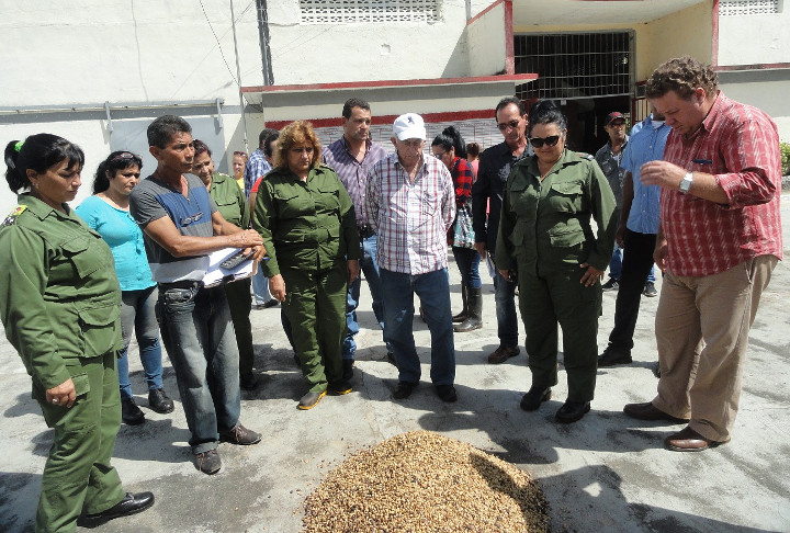 Machado Ventura (izq.) en la planta de beneficio ecológico de café de San Blas, del municipio cienfueguero de Cumanayagua. /Foto: Magalys Chaviano