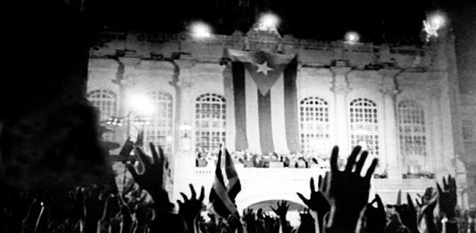 Foto histórica: creación de los Comités de Defensa de la Revolución en acto de masas frente al Antiguo Palacio Presidencial, 28 de septiembre de 1960. /Foto: Liborio Noval