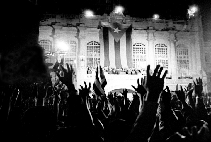 Foto histórica: creación de los Comités de Defensa de la Revolución en acto de masas frente al Antiguo Palacio Presidencial, 28 de septiembre de 1960. /Foto: Liborio Noval