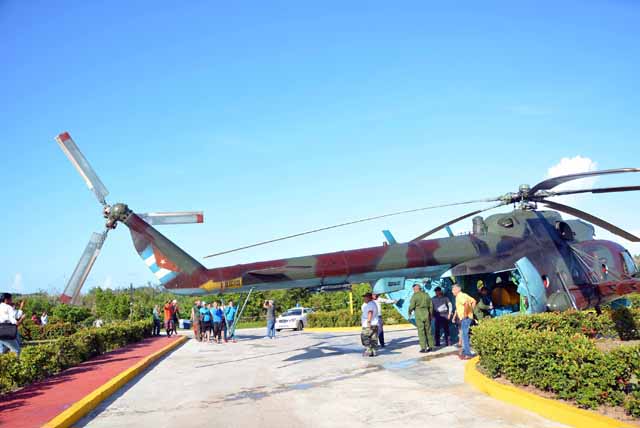 Con extremo celo, veterinarios y entrenadores alistan el traslado de los delfines del Centro Recreativo en Cayo Guillermo a su similar del balneario de Rancho Luna, en la provincia de Cienfuegos, ante la inminencia del paso del Huracán Irma, por la cayería norte de Ciego de Ávila. /Foto: Osvaldo Gutérrez Gómez (ACN)