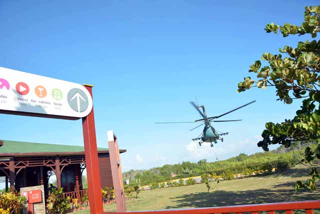 Helicoptero traslada los delfines desde el Centro Recreativo de Cayo Guillermo, en la cayería norte avileña, hacia el Delfinario de la provincia de Cienfuegos, ante la inminencia del paso del Huracán Irma. /Foto: Osvaldo Gutérrez Gómez (ACN)