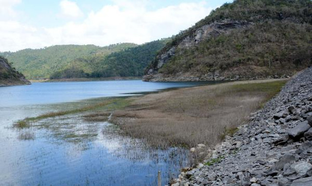El lago Habanilla, único con características intramontanas del país, actualmente acumula poco más del 21 por ciento de su capacidad total. /Foto: Arelys María Echevarría (ACN)
