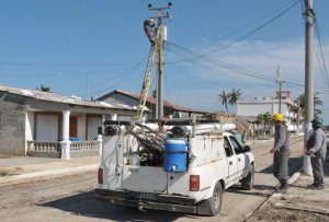Linieros de la Empresa Eléctrica de Cienfuegos brindan apoyo para restablecer el servicio eléctrico en Isabela de Sagua tras el paso del huracán Irma. /Foto: Juan Carlos Dorado