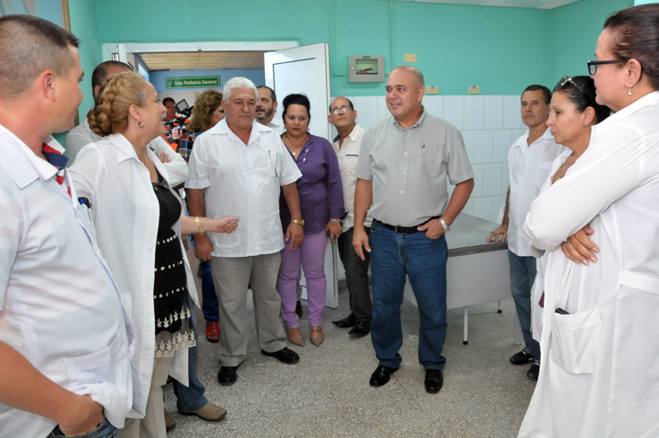 El titular de Salud, Roberto Morales Ojeda recorrió las áreas del cuerpo de guardia y sala de Ortopedia pediátrica del “Paquito González Cueto”. /Foto: Juan Carlos Dorado