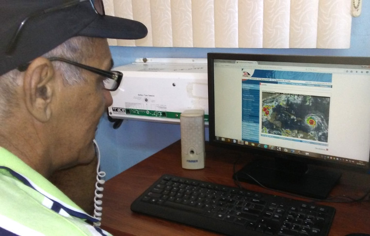 Osmany León Cabrera, Operador Principal del radar, mantiene el seguimiento del poderosos huracán, desde la página del Instituto de Meteorología. /Foto: Ismary