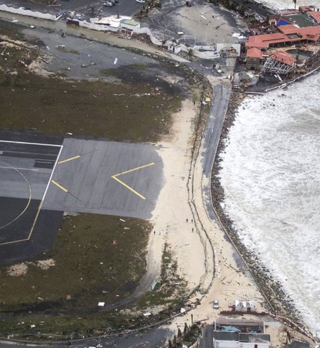 Después de Irma: la imagen de la playa de Maho tras el azote del huracán Irma con vientos máximos sostenidos de 295 km/h, superiores en rachas, ha sido divulgada hoy en la cuenta de Twitter del portal de aviación Airlive. En la foto se aprecia cómo la playa prácticamente ha desaparecido cubierta por rocas de diverso tamaño y las construcciones aledañas también han sido dañadas. La pista del Aeropuerto Internacional Princesa Juliana, tercero del Caribe por el número de pasajeros anuales que opera, se encuentra inutilizable e invadida por arena, rocas y escombros.