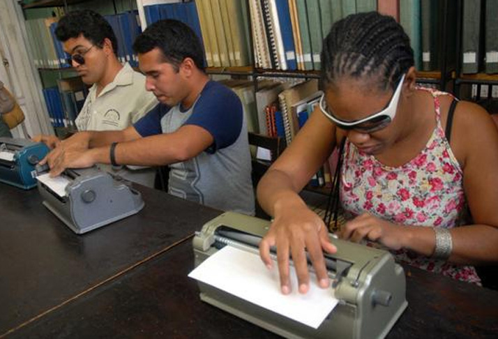 En Cienfuegos, más de 100 personas ciegas están incorporadas al empleo en oficios acordes con su discapacidad. //Foto: Modesto Gutiérrez Cabo (ACN)
