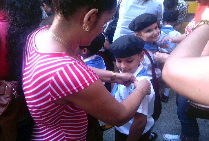 Más de 100 mil escolares de primer grado ingresaron hoy a la Organización de Pioneros José Martí. Escena de la ceremonia en la primaria Guerrillero Heroico, del municipio de Cienfuegos /Foto: Héctor R. Castillo