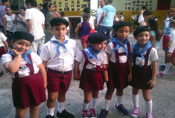 Más de 100 mil escolares de primer grado ingresaron hoy a la Organización de Pioneros José Martí. Escena de la ceremonia en la primaria Guerrillero Heroico, del municipio de Cienfuegos /Foto: Héctor R. Castillo