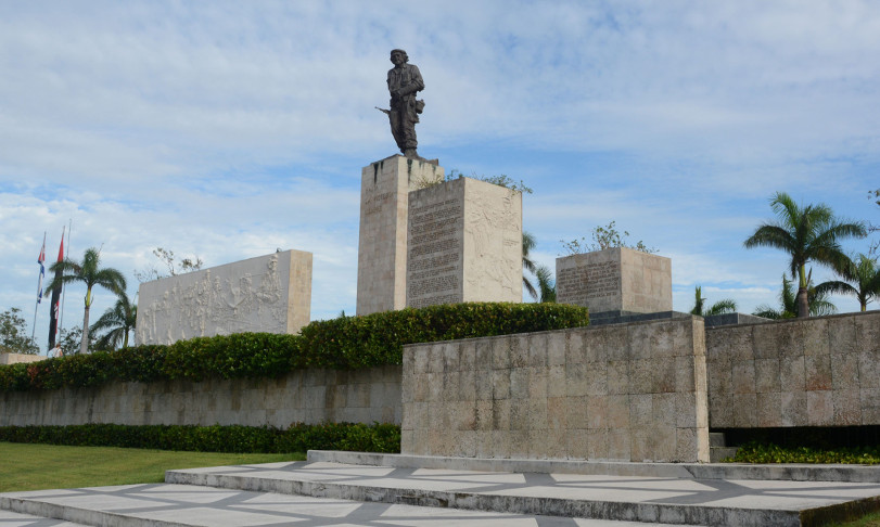 En la Plaza Ernesto Guevara, de Santa Clara, todo se encuentra listo para conmemorar este 8 de octubre, el aniversario 50 de la desaparición física del Comandante Guerrillero y las dos décadas de la llegada de sus restos y los de sus compañeros al conjunto monumentario. /Foto: Arelys María Echevarría Rodríguez (ACN)