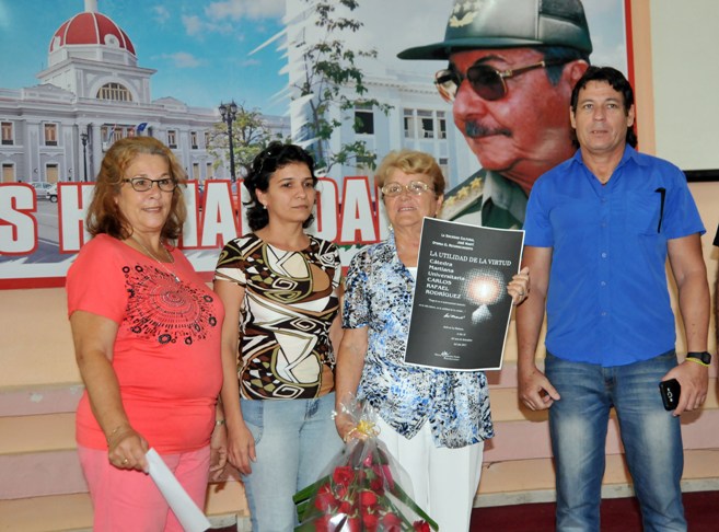 Reciben el reconocimiento, fundadores y representantes de la Cátedra Martiana de UCF/ Fotos: DORADO