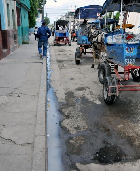 Estacionamiento de coches en La Calazada / Fotos: Dorado