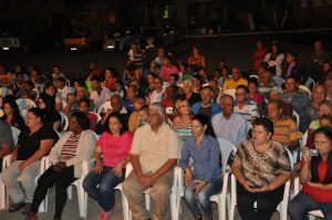 Los candidatos del pueblo intercambiaron con los residentes del reparto La Juanita, de la ciudad de Cienfuegos. / Fotos: Efraín Cedeño