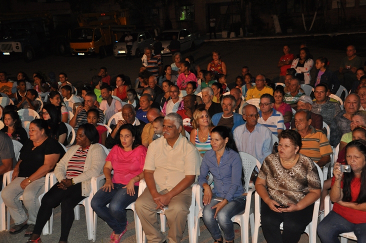Los candidatos del pueblo intercambiaron con los residentes del reparto La Juanita, de la ciudad de Cienfuegos. / Fotos: Efraín Cedeño