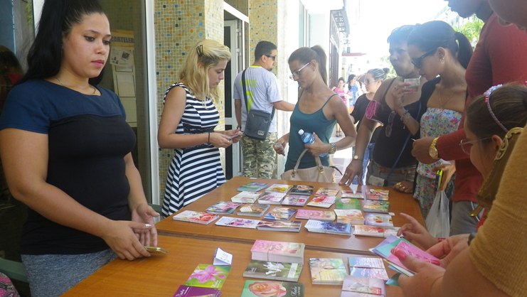Ya se encuentran a la venta en Cienfuegos 300 000 postales alegóricas al Día de las Madres. /Foto: Yudith