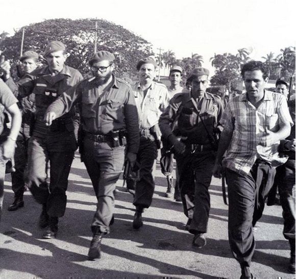 Fidel Castro, en la primera línea de combate en las arenas de Playa Girón./Fotos: Archivos de medios de comunicación.