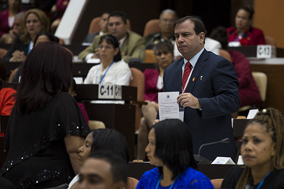 Diputado Fernando González Llort, muestra su certificado de elección. Foto: Irene Pérez/ Cubadebate.