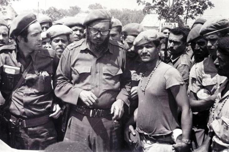 Fidel Castro, en la primera línea de combate en las arenas de Playa Girón./Fotos: Archivos de medios de comunicación.