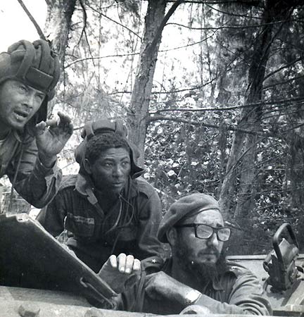 Fidel Castro, en la primera línea de combate en las arenas de Playa Girón./Fotos: Archivos de medios de comunicación.