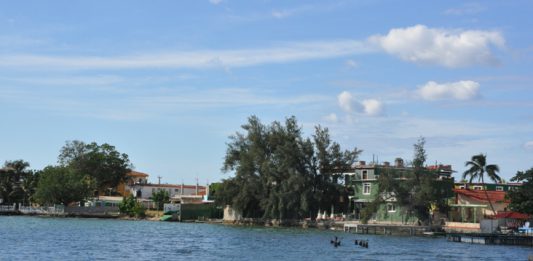 La educación ambiental comunitaria y el desarrollo sostenible son objetivos del enfoque de manejo integrado de zonas costeras en Cienfuegos. / Foto: Efraín Cedeño