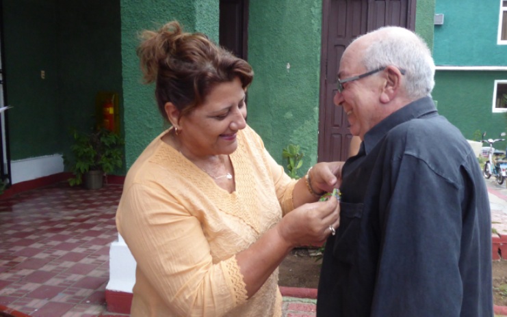 El cantautor Lázaro García, quien combatió en Angola, recibió la disticnión de manos de Lydia Esther Brunet Nodarse, primera secretaria del Partido . /Foto: Julio Martínez Molina