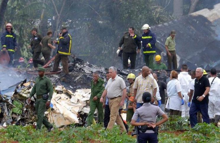 El Presidente de los Consejos de Estado y Ministros de Cuba, en el lugar del accidente aéreo./Foto: Tomada de Granma
