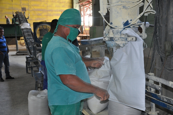 De la producción de la Fábrica de Piensos dependen en Cuba siete provincias./Foto: Efraín Cedeño